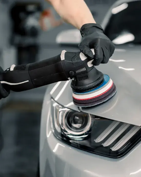 Detalle de vehículo premium tras proceso de detailing